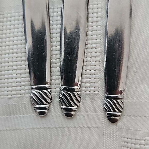 Onieda 8 Pieces Stainless Steel Everyday Flatware Set 18/10 Silver - Picture 11 of 16